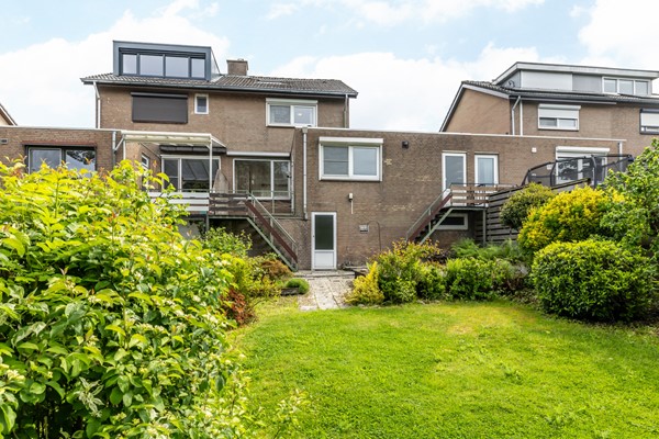 Foto - Te koop: Een ruime twee-onder-een kapwoning met inpandige garage, groot souterrain en goed formaat tuin gelegen op het Zuidwesten op een prima locatie in Wijlre.